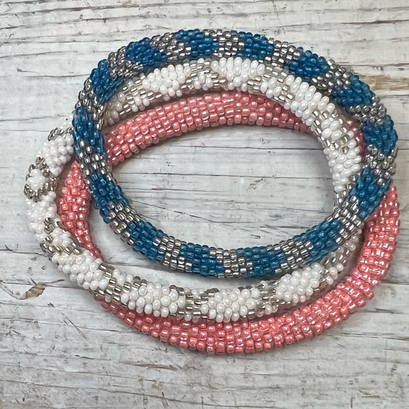 😍 Beautiful set of 3 roll on bracelets from Aid Through Trade. Beaded, perfect - Picture 3 of 6